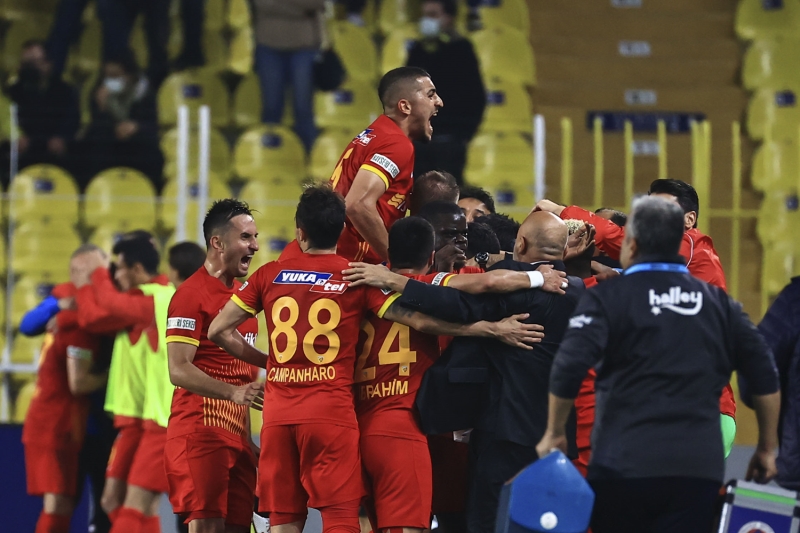 <p>Ali Koç ve yönetimi aleyhine uzun süre tezahürat gerçekleştirdi.</p>