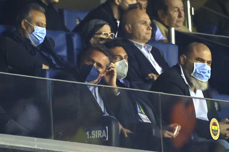 <p><b>STAT DIŞINDA BİNLERCE TARAFTAR PROTESTO ETTİ</b></p><p><br></p><p>Kayseri maçı sonrası tepkiler tribün ile sınırlı kalmadı. Fenerbahçeli taraftarlar, stat dışında büyük kalabalıklar halinde başkan Ali Koç'u istifaya davet etti.</p><p><br></p><p>Takvim</p>