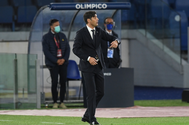 <p><b>FONSECA ZOR</b><br></p><p><br></p><p>Yaz döneminde kariyerli, Avrupa çapında bilinen birisimle anlaşma sağlanamamıştı. Bir kez daha böyle biri hoca için çaba sarf edilmesi ihtimaller dahilinde. Listenin başında Paulo Fonseca var. 48 yaşındaki çalıştırıcı Premier Lig'den istediği teklifi alamadı ve boşta kaldı. Adı Newcastle ile anılsa da sonuç çıkmadı. Yine de Fonseca, adaylar arasında ikna edilmesi en zor isim olarak görülüyor. </p>