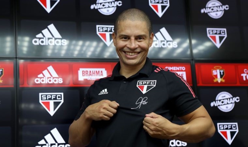 <p>Teknik adamlık kariyerine Sao Paulo U20 Takımı'nda başlayan Sambacı, ilk sezonunda ekibini finale taşıdı. Finalde kupa için Internacional ile kozlar paylaşılacak. Alex'in avantajı büyük taraftar desteği, dezavantajı ise A takım seviyesinde tecrübesinin bulunmaması. Yönetim içinde bunun çok riskli seçim olacağı görüşü ağırlıkta.</p>