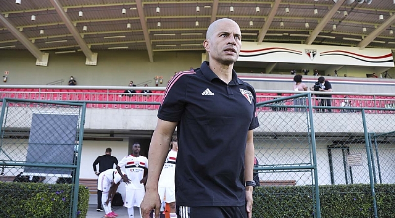 <p><b>HEYECANLI AMA RİSKLİ - ALEX</b><br></p><p><br></p><p>Tribünlerin Alanyaspor ve Kayserispor karşılaşmalarındaki tepkisi takımdan ve Vitor Pereira'dan çok Ali Koç'aydı. Taraftarlar, 'Yönetim istifa' sözleriyle stadı inletti. Başkan Koç'un, 12. adamın gönlünü yeniden fethetmek için kulübün efsanesi olan Alex de Souza'yı da seçenekler arasında tuttuğu iddia edildi!</p>