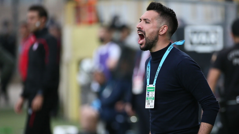 <p>Ali Koç'un Farioli için Karagümrük Başkanı Süleyman Hurma ile görüşme yapacağı kaydedildi. 32 yaşındaki çalıştırıcının en önemli handikabı ise UEFA Pro Lisansı'nın bulunmaması.</p><p><br></p><p>Fanatik</p>