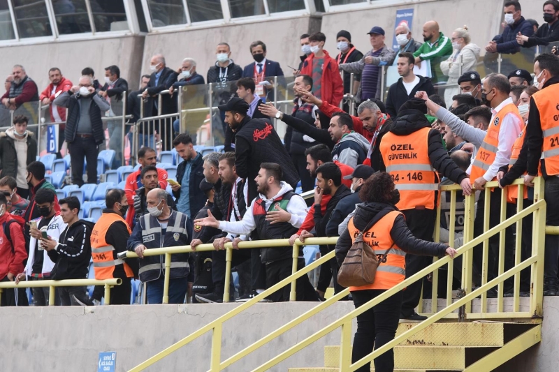 <p>Grupta ampiyonluk hedeflerken 12 haftada 13 puanla zirvenin 15, Play-Off hattnn 7 puan gerisinde kalan Karyaka'da taraftarlar ma sonunda futbolcular yuhalad. </p>