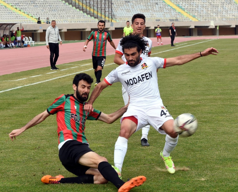 <p>7'nci dakikada Karyaka gole yaklat. Burak'n ceza sahas dndan sert utu kaleciyi geip yan direkte patlad.</p>