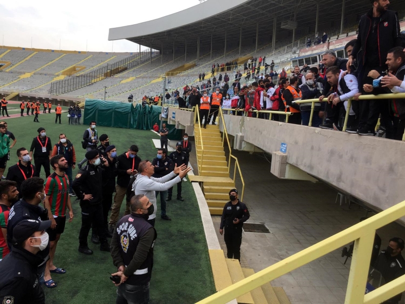 <p>Teknik Direktr Ahmet Tayrek de bu esnada tribnn nne gelip taraftar yattrarak baar sz verdi, takma gvenmelerini istedi.</p>