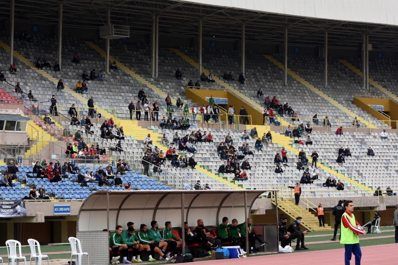 <p>zmir Atatrk Stad'nda yalnz 310 taraftarn izledii mata 3 topu da direkten dnen Kaf-Kaf'n 53'nc dakikada Abdlkadir'le bulduu gole konuk ekip 71'inci dakikada Emin Kaan'la karlk verdi. </p>