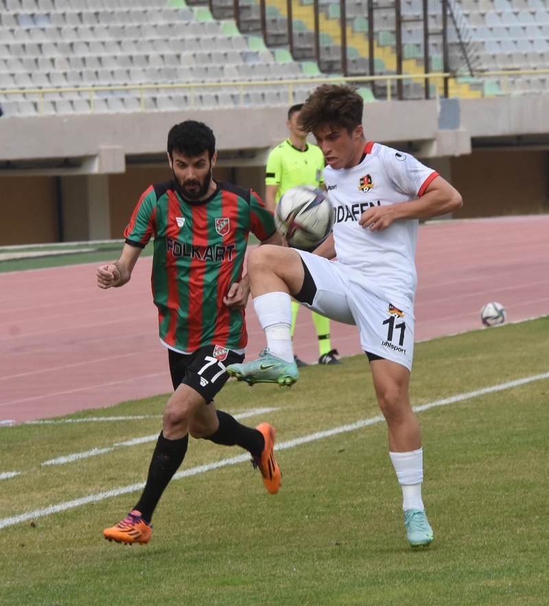 <p>17'nci dakikada ev sahibi yine golden oldu. Erturul'un sa kanattan ortasnda n direkte Okan'n utu st direkten dnp izgiden sekti. Dnen topu defans kale nnden uzaklatrrken, Karyakal futbolcularn gol itiraz hakemin kararn deitirmedi.</p>