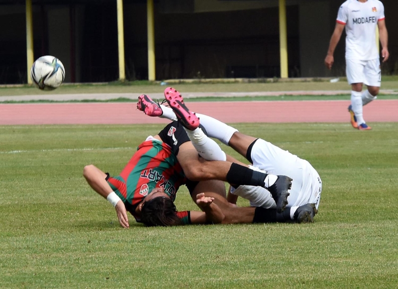 <p>9'uncu dakikada gelien Karyaka atanda Namk Bar sol aprazdan hareketlenip ceza sahasna girerek vurdu, kaleci Reat topu son anda kornere eldi.</p>