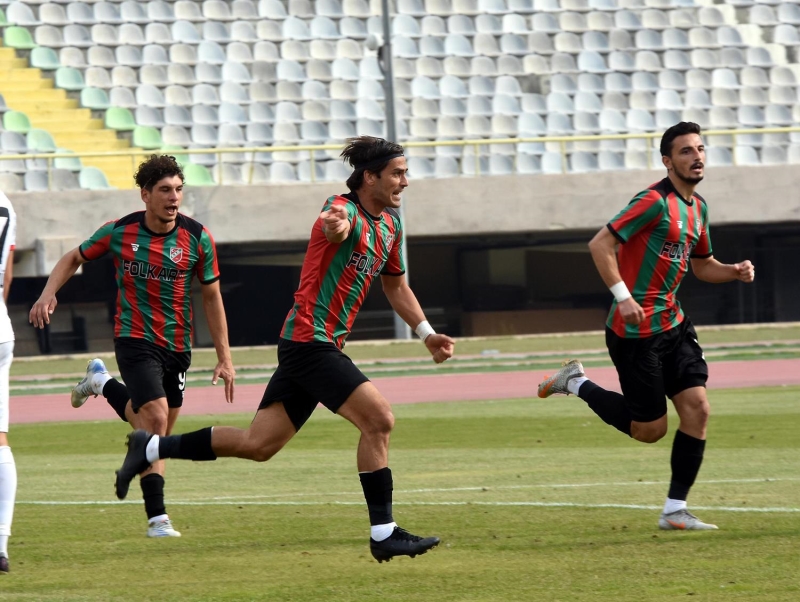 <p>53'nc dakikada Karyaka arad gol buldu. hsan Furkan'n ortasnda Namk Bar'n vuruunu kaleci kornere eldi. Sa keden Erturul'un kulland korneri Abdlkadir kafayla alara yollad: 1-0.</p>