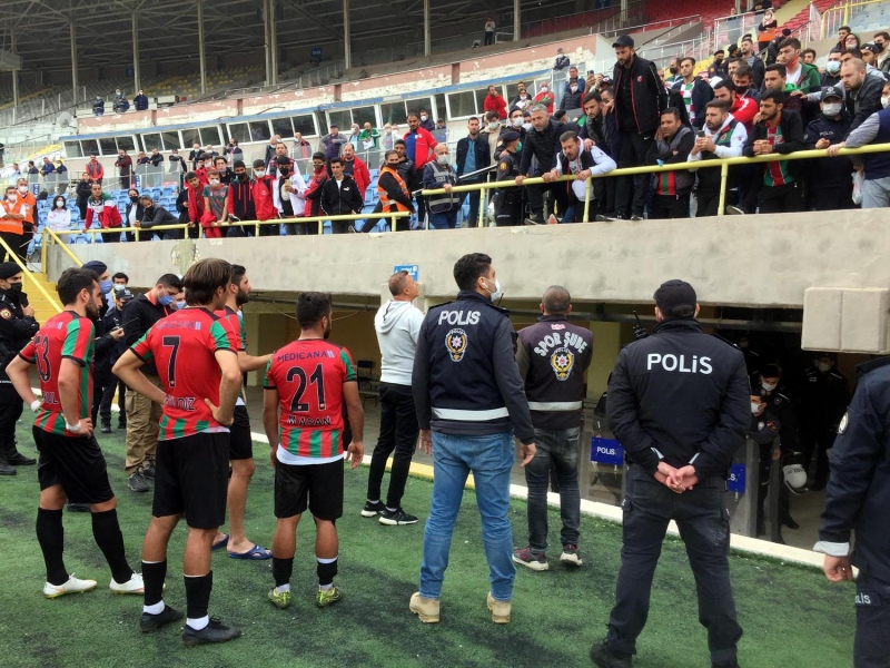 <p>Uzun sre tribnden kmayp kaptan Mustafa Aan'dan takm tribne getirmesini isteyen yeil-krmzllar, soyunma odasndan gelen futbolculara tepki gsterdi. </p>