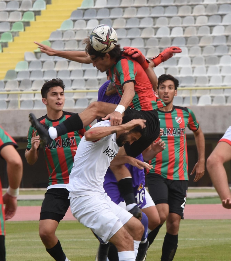 <p>76'nc dakikada Karyaka yine diree takld. Erturul pasnda Bar Sungur'un penalt noktasndan utu st direkten dnd.</p>
