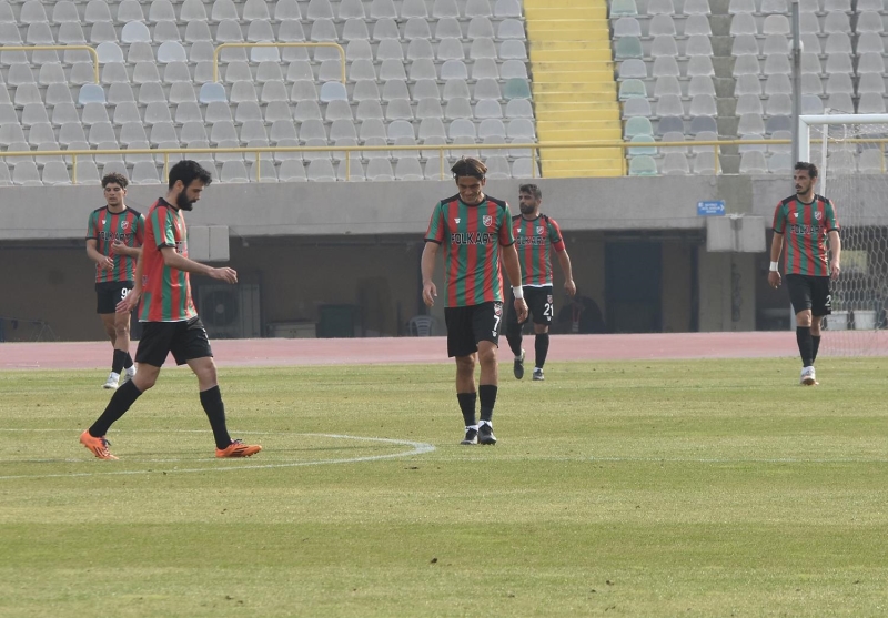 <p>71'inci dakikada skor eitlendi. Emrecan'n sol kanattan kulland korneri ceza sahasnda Emin Kaan kafayla alarla buluturdu: 1-1.</p>