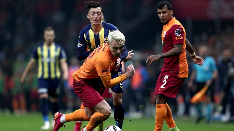 <p>Yldz futbolcunun Katar'a transfer grmesi yapmaya gitmediini belirten Dilmen, zil'in Fenerbahe planlarna da deindi.<br></p>