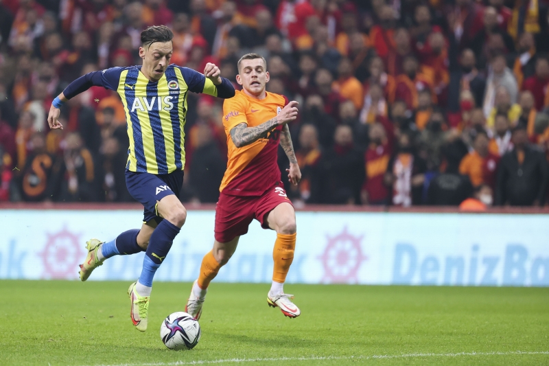 <p>'Mesela ben diyorum ki: iyi bir transfer teklifi... 'Aman hocam, sakn' diyor. 'Ben futbolu Fenerbahe'de brakmak istiyorum' diyor. Onun iin Mesut da bu kulbn, formann kymetini bilecek.'</p>