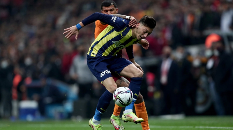 <p>zil'in Fenerbahe'den ayrlma niyetinin olmadn syleyen Rdvan Dilmen u ifadeleri kulland:</p>