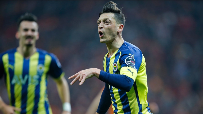 <p><span >'Buras Fenerbahe. Mesut zil de ok nemli bir deer. Oynamas da lazm ama Mesut da hayata yle bakyor, benim de ok houma gidiyor. Fenerbahe'yi o kadar ok seviyor ki... Sevmeli de biz ok byk bir kulbz.' </span><br></p>
