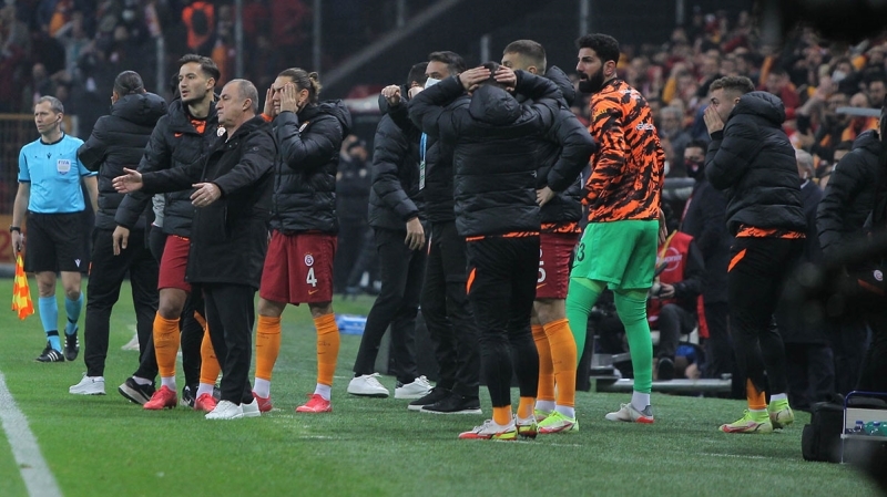 <p>Galatasaray Spor Kul�b�'n�n verilecek cezalara g�re konuyu Tahkim Kurulu'na ta��y�p ta��mayaca�� ise hen�z bilinmiyor.</p><p><br></p><p>Milliyet</p>