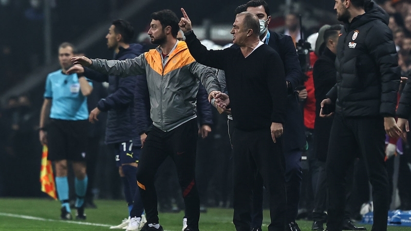 <p>Teknik direkt�r <b>Fatih Terim</b> ise '<b>hakaret</b>' ve '<b>tedbire uymamas�</b>' nedeniyle a��r bir cezayla kar�� kar��ya kalacak. </p>