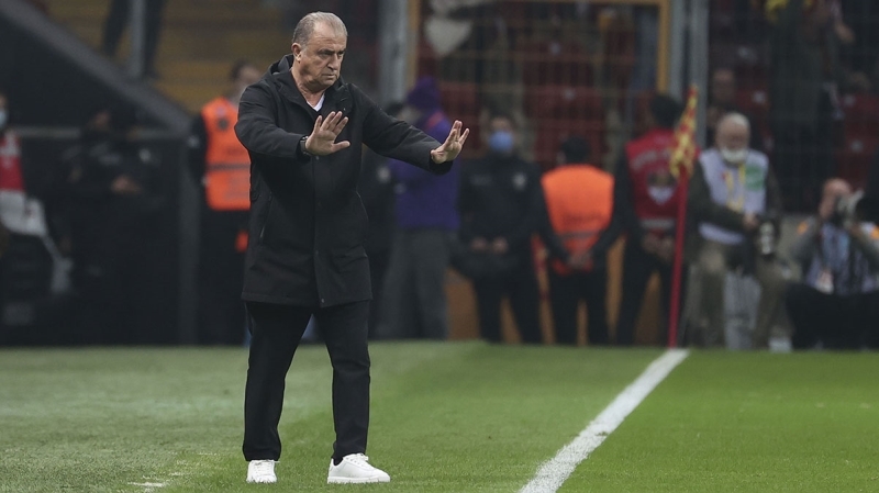 <p>�zellikle<b> tedbire uymaman�n cezas� 4 ile 12 ma�</b> aras�nda bulunuyor. <b>Hakaret su�unda</b> ise <b>g�revlilere ve di�er ki�ilere 2 ila 5;</b> fiillerin <b>m�sabaka g�revlilerine y�nelik olmas� halinde ise 3 ila 7</b> m�sabakada soyunma odas�na ve yedek kul�besine giri� yasa�� veriliyor.</p>