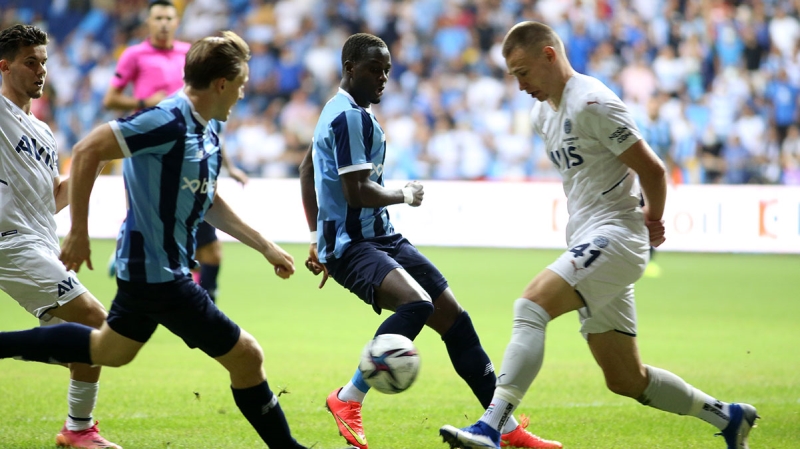 <p>Portekizli hoca, derbide hiç süre vermediği Macar stoperi Yunanistan deplasmanında son bölümde oyuna aldı.</p>