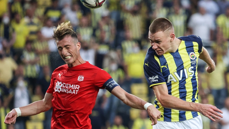 <p><span >Ada basını bir süredir Chelsea'nin Szalai'yle ilgilendiğini ve Macar stoperin menajeriyle görüştüğünü yazıyordu.</span><br></p>