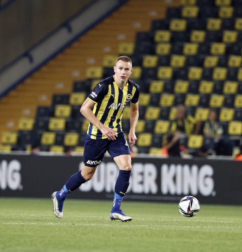 <p>Yıldız futbolcu devre arasında takımdan ayrılacağı için de yedek bırakma kararı alındı.</p>