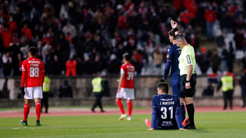 <p>Ev sahibi ekip, 48. dakikada <b>Alejandro Grimaldo</b>'nun sakatlanmasıyla 6 kişi kalınca, hakem <b>Manuel Mota</b> karşılaşmayı bitirdi.</p>