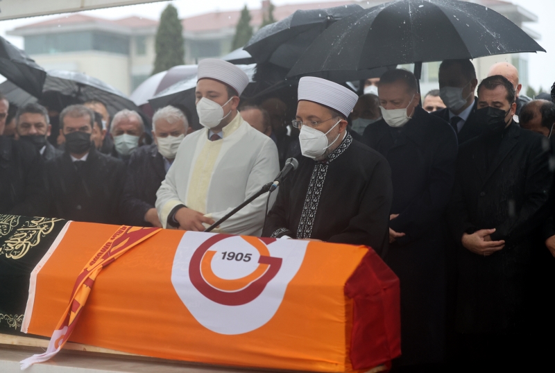 <p>İkindi vakti kılınan cenaze namazına Cengiz'in yakınlarının yanı sıra; Cumhurbaşkanı Recep Tayyip Erdoğan, Dışişleri Bakanı Mevlüt Çavuşoğlu, Gençlik ve Spor Bakanı Mehmet Muharrem Kasapoğlu, AK Parti Genel Başkanvekili Binali Yıldırım, CHP İstanbul Milletvekili Akif Hamzaçebi, İstanbul Valisi Ali Yerlikaya, Galatasaray Kulübü Başkanı Burak Elmas, Türkiye Futbol Federasyonu (TFF) Başkanı Nihat Özdemir, TFF yöneticileri Hamit Altıntop, İsmail Erdem, Galatasaray Kulübü eski başkanlarından Faruk Süren, Adnan Polat, Dursun Özbek, Beşiktaş Kulübü Başkanı Ahmet Nur Çebi, Fenerbahçe Kulübü Başkanı Ali Koç, Başakşehir Futbol Kulübü Başkanı Göksel Gümüşdağ, Dünya Etnospor Konfederasyonu Başkanı Bilal Erdoğan, Galatasaray Teknik Direktörü Fatih Terim, Çaykur Rizespor Teknik Direktörü Hamza Hamzaoğlu, Cengiz yönetiminde görev yapan sarı-kırmızılı eski yöneticiler Abdurrahim Albayrak ve Yusuf Günay katıldı.<br></p>
