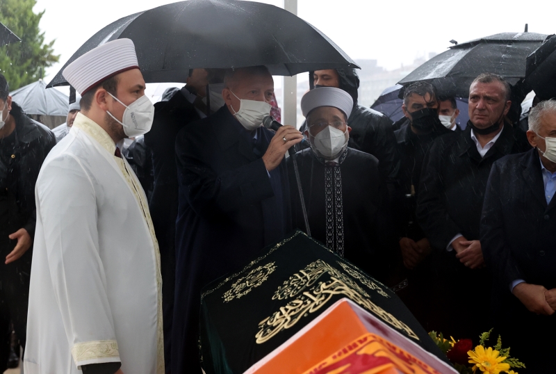 <p>'Mustafa Cengiz Beyefendinin cenaze namazını hep beraber icra ettik. Rabbim mekanını cennet eylesin. Her nefis ölümü tadacaktır. Hepimizin döneceği yer de malum, orası.' <br></p>