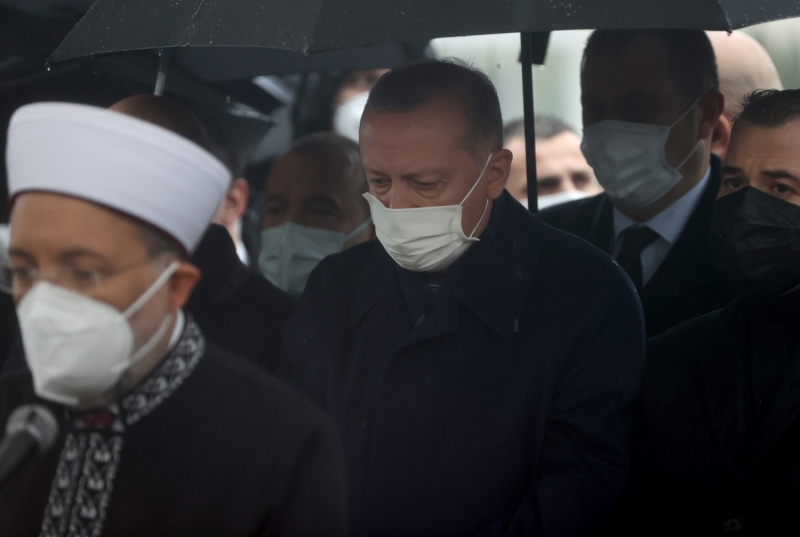 <p>'Birkaç kelam ile ben müsaadenizle Mustafa Bey demeyeceğim, Mustafa Abi diyeceğim. Gerçekten bu camianın içerisinde, özellikle futbol camiası içerisinde yöneticilikte 'Ben bir beyefendi tanıdım.' dersem, haksızlık yapmış olmam. Hakikaten bir beyefendiydi ve bir beyefendi olarak da görevini son ana kadar böyle icra etti.' <br></p>