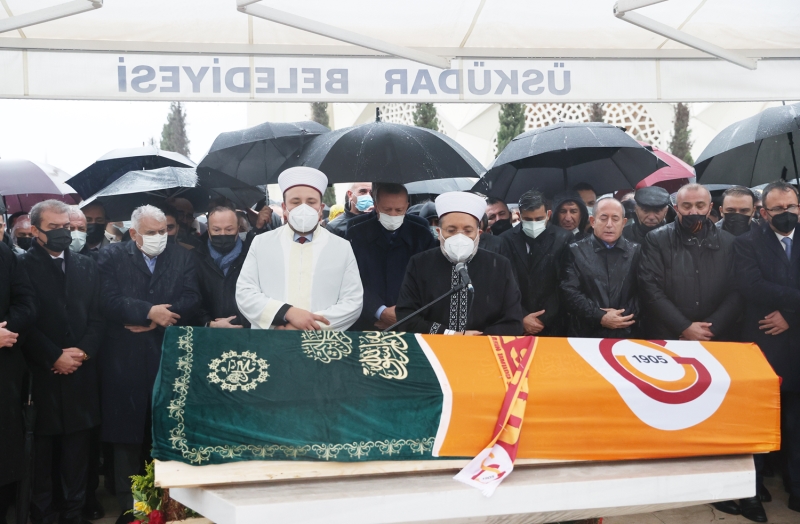 <p>Mustafa Cengiz'in Marmara Üniversitesi İlahiyat Fakültesi Camisine getirilen cenazesi, rüzgar ve yağış nedeniyle girişteki kapalı alana alındı. </p>