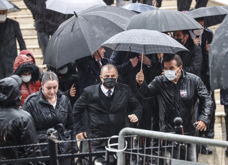 <p>Cenazede spor dünyasının yanı sıra siyaset ve iş dünyasından da çok sayıda isim Cengiz ailesini yalnız bırakmadı.</p>