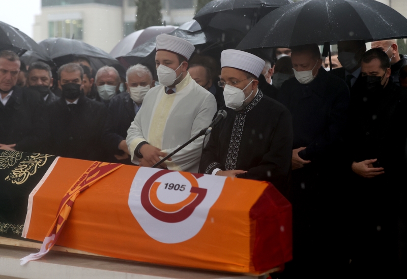 <p>'Rabbim inşallah gönül kırmayan, gönül kazanan, sürekli bu hal üzere devam eden Mustafa Abimizi cennetiyle, cemaliyle de ödüllendirsin. Rabbim ailesine ve camiaya sabırlar lütfeylesin. Rabbim yar, yardımcısı olsun inşallah.'<br></p>