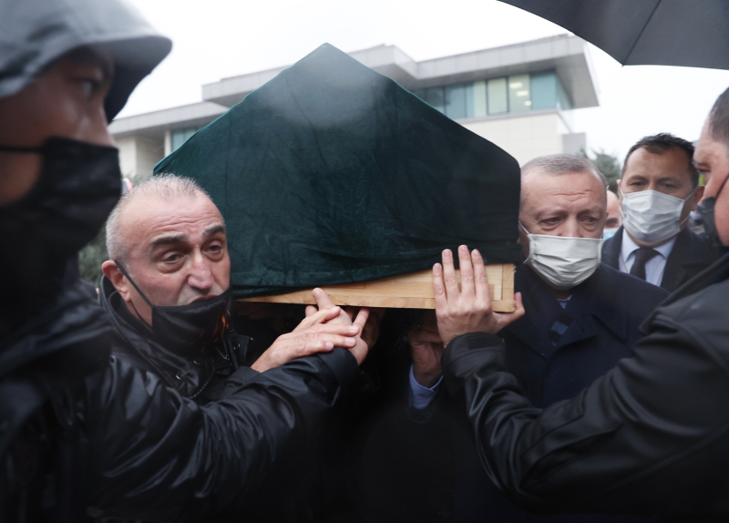 <p>Cengiz'in Galatasaray bayrağına sarılı tabutu, kılınan namazın ardından omuzlara alınarak cenaze aracına taşındı. <br></p>