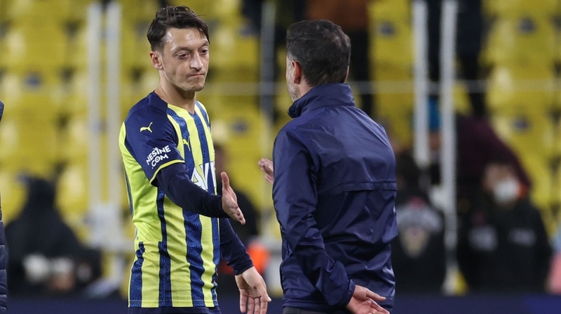 <p>2- <b>Mesut Özil</b> ile gerilim yaşadı yıldız oyuncuyu 11'e almadı.</p>