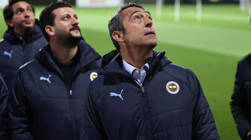<p>Pereira ile yolları ayırma aşamasına gelen Başkan Ali Koç'un mutlaka ligi bilen bir teknik adam istediği ve bu yüzden Farioli isminin ön plana çıktığı öğrenildi. </p>