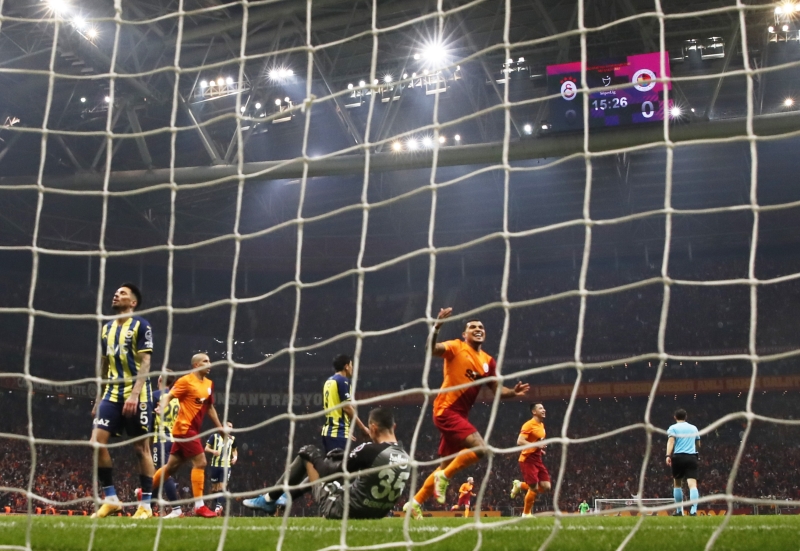 <p><b>DERBİDE KENDİNİ İSPAT ETTİ!</b><br></p><p><br></p><p>Kaleci Berke Özer ise başta Galatasaray derbisi olmak üzere kendisini ispat ettiği için sınıfı geçti. </p>