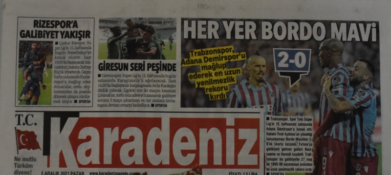 <p>Karadeniz gazetesi, ilk sayfasında 'Her yer bordo mavi', arka sayfasında 'Bordo-mavi şampiyon Trabzon' ifadelerini kullandı.</p>
