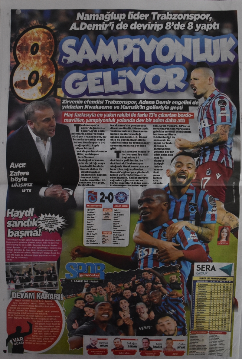 <p>Gazete, 'Namağlup lider Trabzon, Adana Demirspor'u da yıkıp 8'de 8 yaptı', 'Koşar adım şampiyonluğa gidiyoruz', '8. şampiyonluk geliyor' başlıklarını kullandı.</p>
