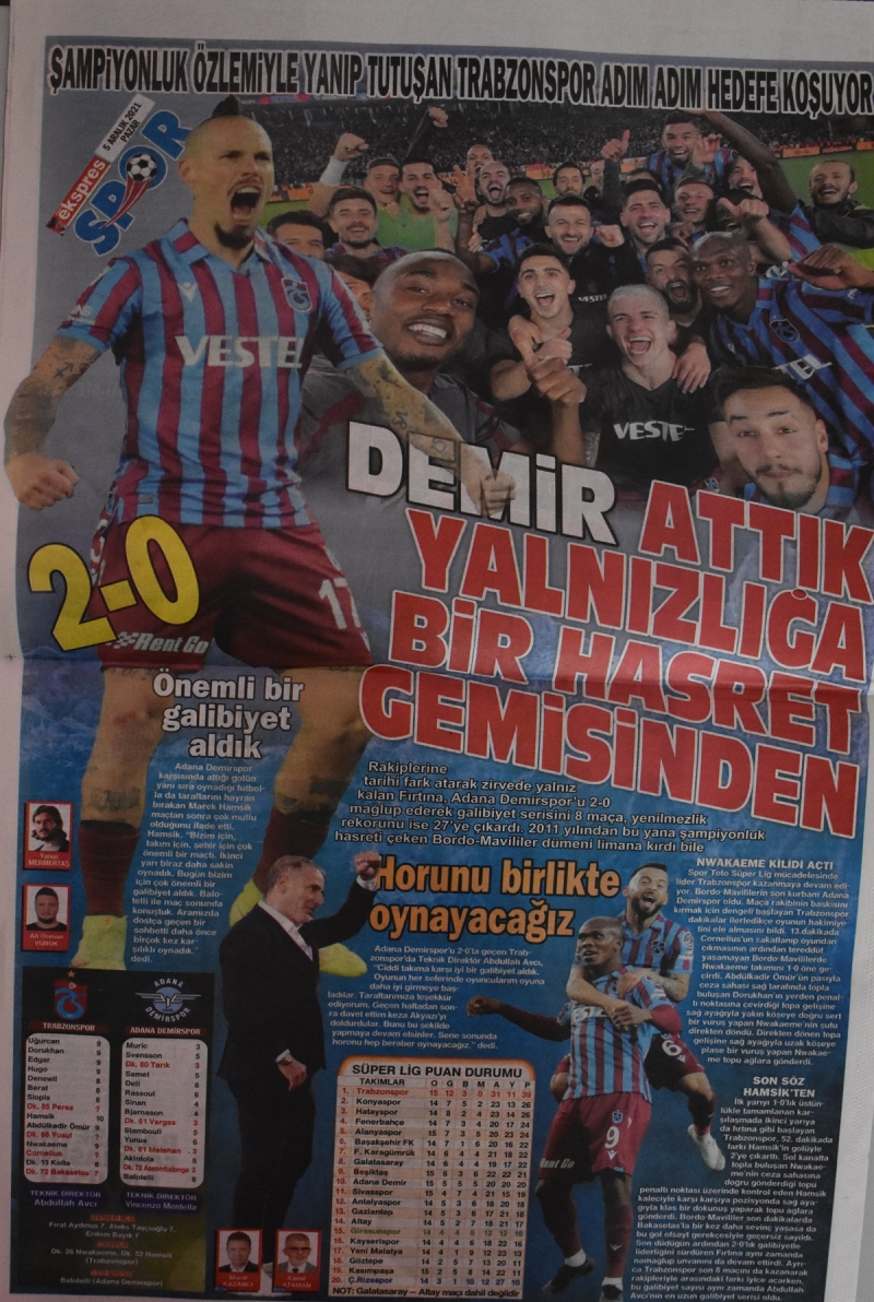 <p>Gazete, arka sayfasında ise 'Şampiyonluk özlemiyle yanıp tutuşan Trabzonspor, adım adım hedefe koşuyor' ifadelerini kullandı.</p>