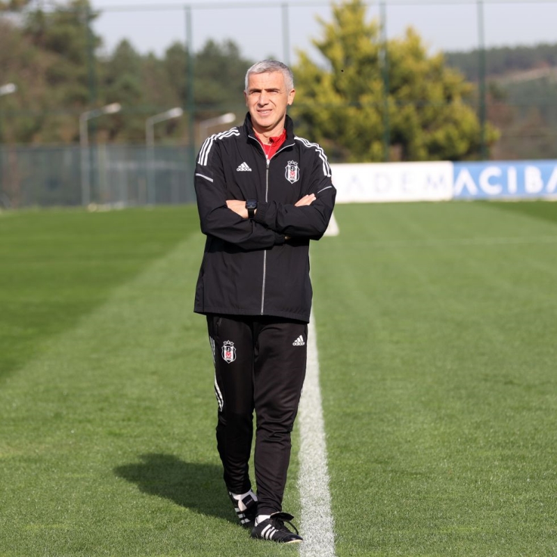 <p><b>YEN SM DERBYLE BALAYACAK</b><br></p><p><br></p><p>Ynetimin planlamasna gre Sper Lig 'de yarn oynanacak Kayserispor karlamasnda takmn banda Beikta U19 takmnn UEFA Pro Lisansl antrenr <b>nder Karaveli</b> olacak. Yeni teknik direktrn gelecek hafta Fenerbahe'yle oynanacak derbiyle grevine balamas bekleniyor.</p><p><br></p><p>Fanatik</p>