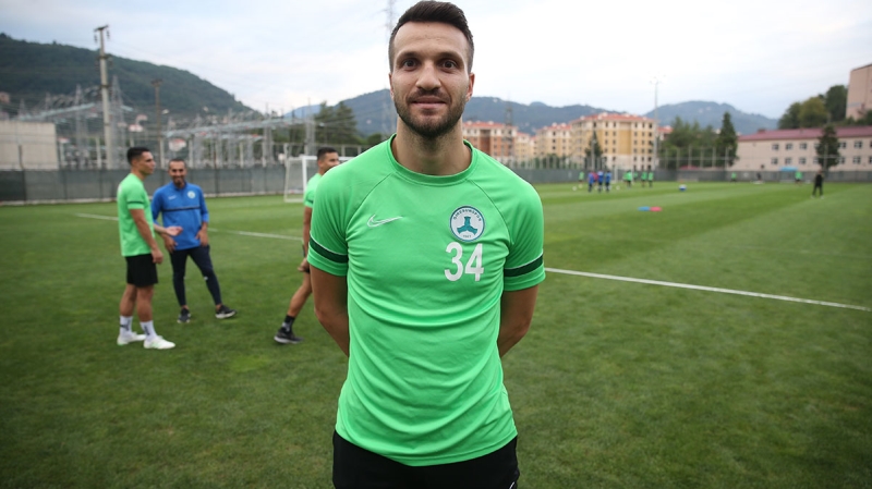 <p><b>SON İHTİMAL; OKAN KOCUK</b></p><p><br></p><p>Üç isim için de istenen bonservis bedelleri bütçeyi zorlarsa masaya başak bir formül konacak. Sezon başında <b>Giresunspor</b>'a kiralanan <b>Okan Kocuk</b>'un geri çağrılma ihtimali de bulunuyor.</p><p><br></p><p>Fotomaç</p>