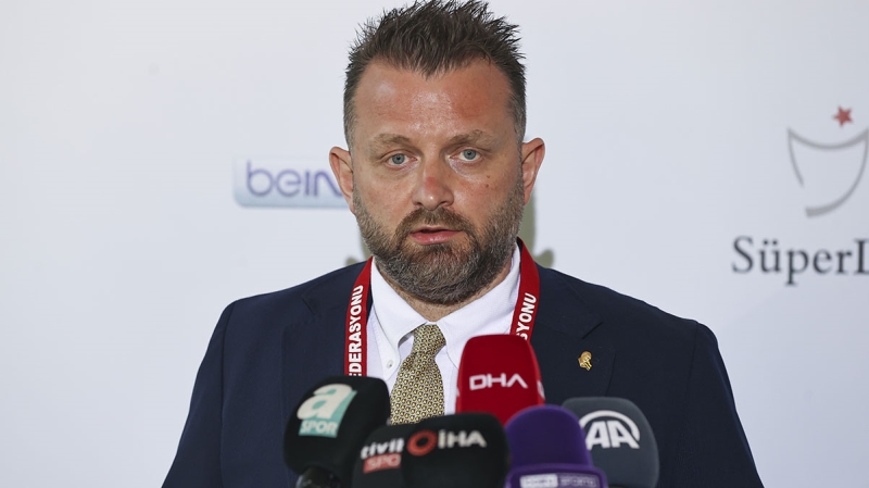 <p><span >Pereira'ya yönetimin talebini ileten Selahattin Baki, <b><i>'Bu iş gitmiyor. Görevi bırakman en doğru olanı. Senden anlayış bekliyoruz'</i></b> dedi. </span><br></p>