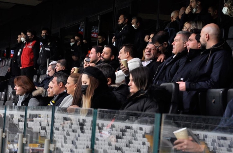 <p>Berna Çebi ile Yönetim Kurulu Üyeleri, Türkiye kadın futbol tarihinin ilk resmi derbisi olma özelliği taşıyan Beşiktaş Vodafone - Fenerbahçe müsabakasını Fenerbahçe Spor Kulübü Başkanı Ali Koç ile birlikte izledi.</p>