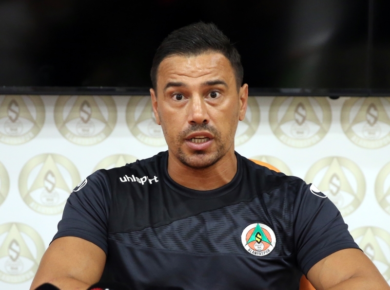 <p>İsmi geçen <b>Çağdaş Atan</b> da Alanyaspor'da takımı 1 yıl başarıyla çalıştırırken, kötü sonuçların ardından 2 Eylül'de görevi bırakmıştı.</p>