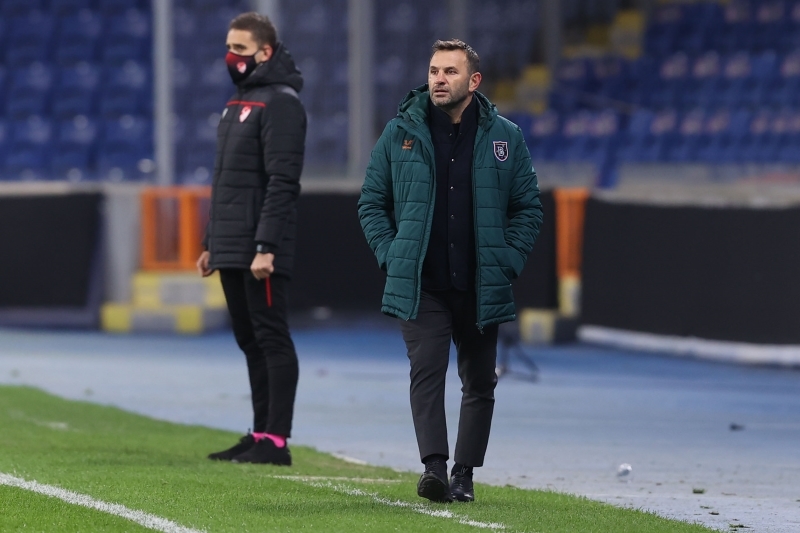 <p><b>OKAN BURUK VE SERGEN YALÇIN İDDİASI</b><br></p><p><br></p><p>Düşünülen bir başka isimse <b>Okan Buruk</b>. Tecrübeli ve şampiyonluk yaşamış Okan Buruk'un 6 ay gibi kısa süreli bir projeye sıcak bakmayacağına kesin gözle bakılırken, bu isim üzerinde taraftar baskısının da oluşabileceği göz önünde tutuluyor.</p>