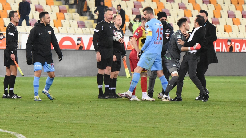 <p><b>'NİHAT ÖZDEMİR GEREKENİ YAPTI!'</b></p><p><br></p><p>Adil Gevrek ayrıca 'TFF Başkanı Nihat Özdemir ile konuştum ve gerekeni yapacaklarını söylediler. VAR'daki hakem Volkan Bayarslan'a yine maç vermişler! Gerekeni yapmışlar. Bundan sonra ben de gerekeni yapacağım. Kimse haksızlık yapıp koltuğunda oturamayacak.' açıklamasını yaptı.</p>