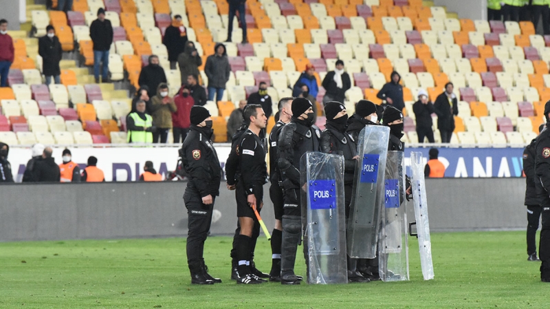 <p><b>'UÇAKTA ZATEN ARKAMDAYDI'</b></p><p><br></p><p>Uçakta arka arkaya oturduklarını söyleyen Adil Gevrek 'Hüseyin Göçek'e 'Neden penaltıyı vermedin?' diye soracaktım.<b> Uçakta zaten arkamdaydı, beraber geldik. Fiziki müdahale yapacağım diye korkmuş sanırım. Göz göze geldik</b>. Aslında ben onunla konuşacaktım. Hüseyin Göçek görmemiş olabilir ama VAR ne yapıyor? 5 dakika ne konuştunuz? Bunu soracaktım.' dedi.</p>