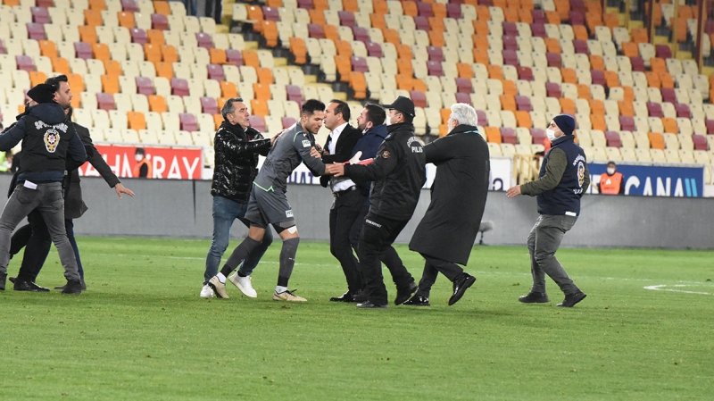 <p><b>'DİLSİZ ŞEYTAN DEĞİLİM!'</b></p><p><br></p><p>Adaletsizliğe maruz kaldıklarını söyleyen Adil Gevrek 'Oradaki haksızlık ne bize, ne de rakiplerimize yapılsın. Yeni Malatyaspor için bir kere bile VAR'a gidilmedi. Neden? Bir hesabınız mı var? Orada VAR'a gidersin, herkes sakinleşir. Hakem gitti ve 'Değilmiş' deriz. Haksızlığın ve adaletsizliğin karşısında susmam. Ben dilsiz şeytan değilim.' ifadelerini kullandı.</p>