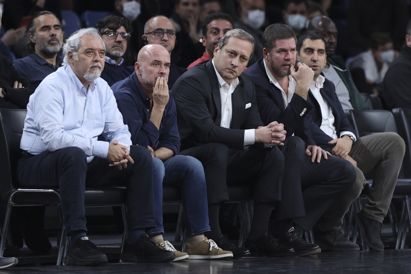 <p>Bu fikir ayrılığı Başkan Burak Elmas ile Terim arasında soğuk rüzgarlar estirdi.</p><p><br></p><p>Milliyet</p>